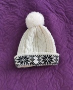 Biała zimowe czapka z pomponem 