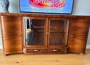 piękna komoda z giętymi frontami i szkleniem