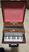 Mały rosyjski zabytkowy akordeon w dobrym stanie