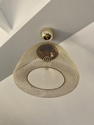 Złota metalowa lampa