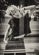 Czarno biała fotografia portret dziewczyny