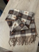 Brązowy szal w serduszka - wyprzedaż