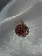 Zawieszka z żywicy i pokruszoną różą