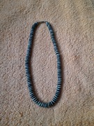 Damski naszyjnik z naturalnych kamieni w odcieniach szarości szary vintage