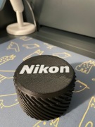 Pudełko do przechowywania baterii oraz kart pamięci do aparatów Nikon.