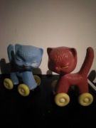 Stara zabawka Prl kolekcja kot Zezol Zezolek na kołach czerwony