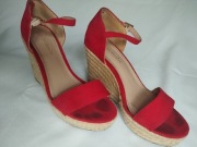 Czerwone letnie koturny