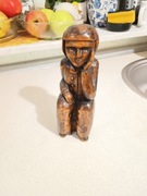 Rzeźba rękodzieło artystyczne chłopiec zamyślony siedzący drewno 