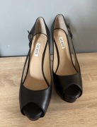 Czarne skórzane szpilki Guess – model Peep Toe na platformie