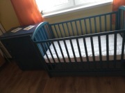 Łóżeczko dziecięce z komodą i wanienką