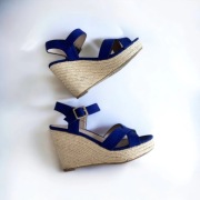 Chabrowe buty na koturnie kobaltowe 39 Montego