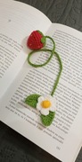 Truskawka wykonana na szydełku, zakładka do książki, brelok 