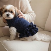 Granatowy sweterek dla psa lub kota – z ozdobnymi falbankami