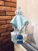 Tort z pieluszek - idealny prezent na baby shower dla chłopca