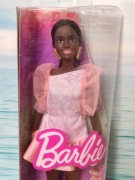 Lalka Barbie ciemnoskóra łososiowa sukienka