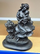 Figurka matka z dzieckiem czarna patyna, 20 cm