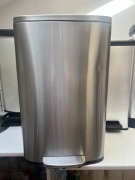 Duzy metalowy kosz na smieci