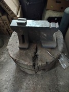 Kowadło kowalskie z pniakiem dębowym 