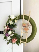 Wianek wielkanocny ozdobny z kwiatami i zajączkiem