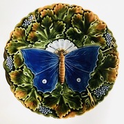 Patera na stopie motyw motyla majolika Gebruder Schutz ca.1900