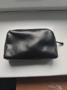 Czarna kosmetyczka z jedną przegrodą