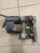 Zacisk elektryczny i tarcza Passat B7 Alltrack