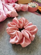 Duża gumka scrunchie handmade satyna pudrowy róż  