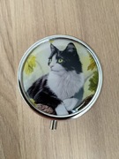 Ozdobne metalowe pudełko, kieszonkowa szkatułka - kotek czarno-biały