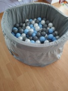 Suchy basen z piłeczkami