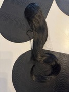 Czarny kucyk o długości 60 cm. Włosy syntetyczne 