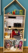 Drewniany domek Barbie & 12 lalek  