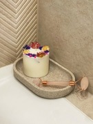 Unikalna świeca botaniczna z suszonymi kwiatami