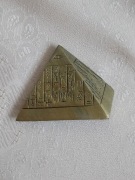 Piramida egipska z pismem, znakami egipskimi - magnes na lodówkę