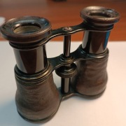 Piekna 19-wieczna lornetka teatralna z futerałem sygnowana .