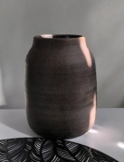 Duży rustykalny brązowy wazon ceramiczny w stylu vintage
