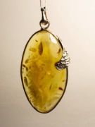 wisiorek z bursztynu oprawiony w srebro