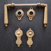 Mosiężne klamki z szyldami.Art deco