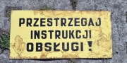 Stara Metalowa Tablica "Przestrzegaj Instrukcji Obsługi"