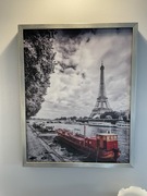 Obraz Wieży Eiffla w Paryżu widzianej znad Sekwany.