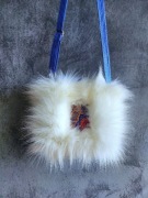 Torebka na ramię, biała, z futerka, niebieski środek  