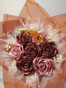 Bukiet 7 róż ze wstążki satynowej 