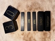 Czarny wieczny kalendarz na biurko, drewniany