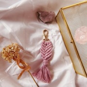 Brelok różowy o splocie żebrowym