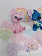 Zestaw Stitch z tęcza i listkami z masy cukrowej  Saracino 