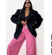 La milla marynarka z napisami na plecach 