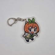 Uroczy akrylowy brelok anime chibi w zielonej stylizacji