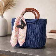 Ręcznie robiona torebka na szydełku.