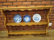 Dwie półki sosnowe na ozdobne talerze, kubki itp.