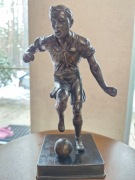 Statuetka - Figurka piłkarza z metalu