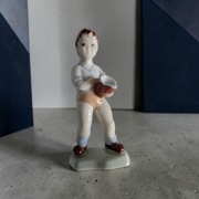 Chłopczyk dzbanek z wodą 